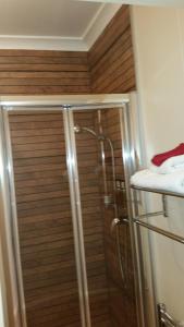 Bathroom sa Penryn Guest House, ensuite rooms, free parking and free wifi