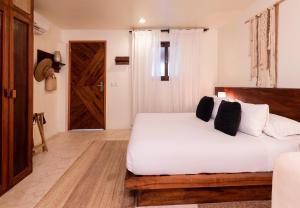 Кровать или кровати в номере Mezzanine Tulum, a Small Luxury Hotel