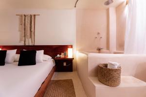 Кровать или кровати в номере Mezzanine Tulum, a Small Luxury Hotel