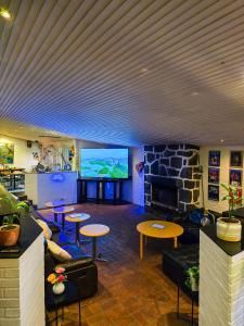TV a/nebo společenská místnost v ubytování Nature Shelter Hotel