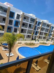 Bazén v ubytování Appartement avec vue piscine à centre ville martil nebo v jeho okolí