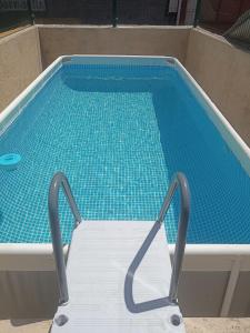una silla sentada frente a una piscina en CASA CENTRICA EN O GROVE, en O Grove