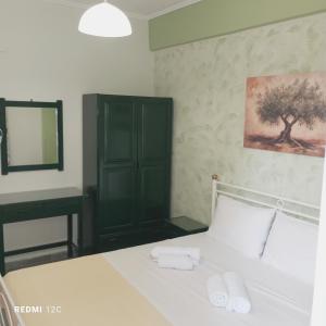 En eller flere senge i et værelse på Queen Bay studios