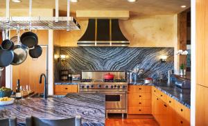 Una cocina o cocineta en The Residence at Skipstone