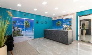 a lobby of a hotel with blue walls at Hotel Gigante Beach Itapema in Itapema