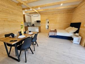 una stanza con un letto, un tavolo e delle sedie di Family Resort Powidz a Powidz