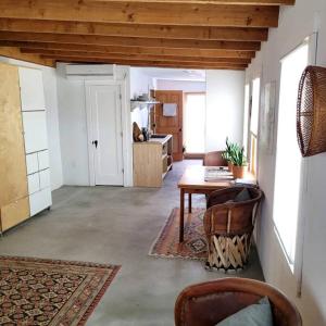 Η κουζίνα ή μικρή κουζίνα στο Historic 1900 Adobe Downtown Barrio Retreat, Low Summer Rates!
