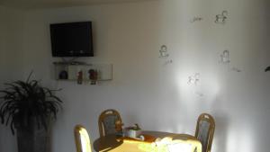 TV a/nebo společenská místnost v ubytování Ferienwohnung Schroiff