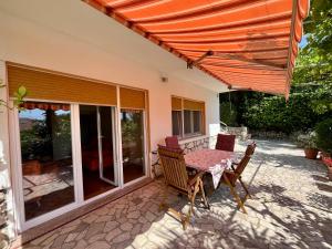 Patio alebo iná vonkajšia časť ubytovania Apartmani Pavat
