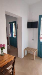 un soggiorno con tavolo in legno e panca di Ostria a Ayios Nikitas