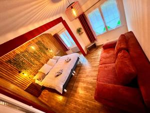 an overhead view of a living room with a couch at Maison d'Hôtes Ty Belle in Saint-Guen