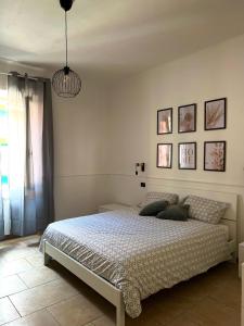 a bedroom with a bed and a chandelier at La camera a due passi dal mare in San Terenzo