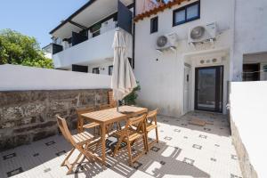 Μπαλκόνι ή βεράντα στο Host Wise - Elegant Colorful House w Private Terrace