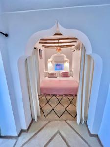 Un pat sau paturi într-o cameră la Riad Nejma