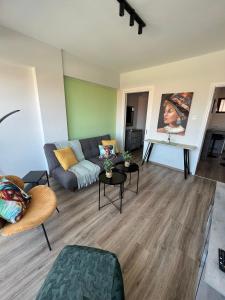 una sala de estar con un sofá y una mesa en Azul sea view, en Lárnaca