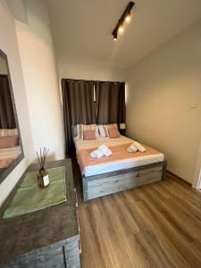 Un dormitorio con una cama con dos toallas encima. en Azul sea view, en Lárnaca
