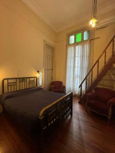 ein Schlafzimmer mit einem großen Bett und einer Treppe in der Unterkunft High Hostel Rosario in Rosario + 119 Fotos