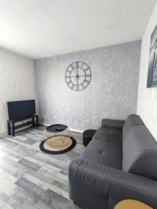 TV a/nebo společenská místnost v ubytování LENS, Bel appartement lumineux spacieux en centre ville 3 chambres