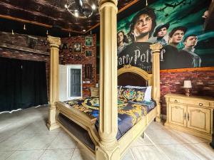 Un dormitorio con una cama con dosel en una habitación. en Themed house with private Game Room and Pool, en Loughman 71 fotos más