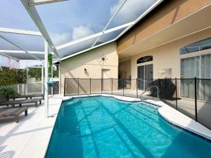 una piscina en el patio trasero de una casa en Themed house with private Game Room and Pool, en Loughman