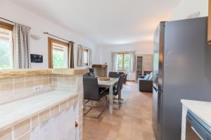 cocina con nevera y comedor en Casa Giulia - vacanze a Olbia, en Olbia 19 fotos más