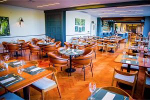 Un restaurant u otro lugar para comer en Hotel Deville Business Maringá