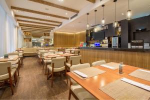 Un restaurant u otro lugar para comer en Hotel Deville Business Maringá
