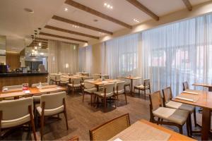 Un restaurant u otro lugar para comer en Hotel Deville Business Maringá