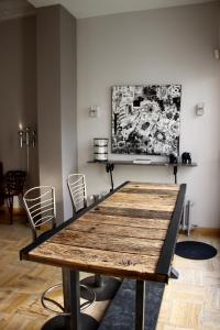 a table in a room with chairs and a painting at B&B Le Cercle De Malines in Calais