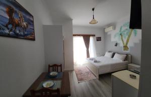 Postel nebo postele na pokoji v ubytování Amelie's Apartments & Beach Saranda