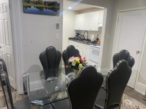 Afbeelding uit fotogalerij van Downtown Apartment 6-7 people in Bowmanville