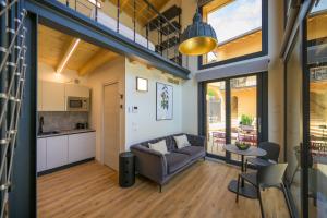 马内尔巴Appartamenti La Còrt - Number 4的客厅里有一张沙发和一张桌子。