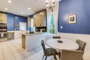 Η κουζίνα ή μικρή κουζίνα στο Renovated Richmond Townhome in Church Hill!