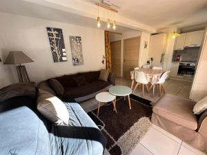 Kuchyň nebo kuchyňský kout v ubytování Résidence Les Terrasses De Vars Ste Marie - LES TERRASSES DE VARS SAINTE MARIE MAE-9981