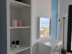 KalecikAzure Seaview Studio in Priscilla, Caesar Blue Resort & Spa, Gastria, Kalechik, Bogaz的白色的客房配有镜子和桌子 更多28张照片