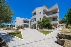 拉瑟Fiore Di Mare Studios的一座带庭院的大型白色房屋