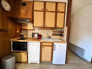 a small kitchen with a sink and a microwave at Résidence Neige Et Soleil - RESIDENCE NEIGE ET SOLEIL MAE-0041 in Vars +14 photos