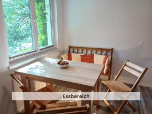 einen Tisch und Stühle in einem Zimmer mit Sofa in der Unterkunft Ivy Haus in Falkensee + 14 Fotos