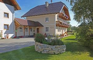 ein großes Haus mit einer Steinmauer im Hof in der Unterkunft Ulnhof in Mariapfarr