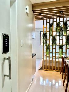 an open door to a dining room with a table at (604) Studio encantador - Perto da praia in São Luís