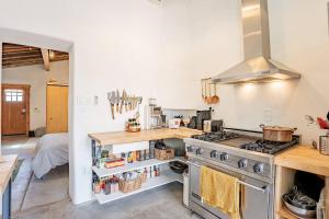 eine Küche mit Herd und Arbeitsplatte in der Unterkunft Modern Historic 1900 Adobe Bungalow in Downtown in Tucson