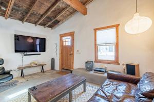 ein Wohnzimmer mit Sofa und Tisch in der Unterkunft Modern Historic 1900 Adobe Bungalow in Downtown in Tucson + 29 Fotos