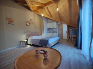 阿尔戈斯托利翁Jajamini loft的房间里有一张床和一张桌子的卧室