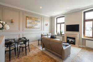 a living room with a couch and a table at Aurum Suite - Luxuriöses City Apartment in Würzburg