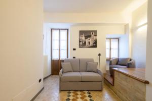 a living room with a couch and a chair at Dimora Giada & Gloria in Gubbio