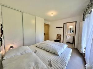 a bedroom with two beds in a room at Résidence Les Terrasses De Vars Ste Marie - LES TERRASSES DE VARS SAINTE MARIE MAE-3701 in Vars