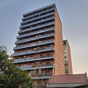 een groot appartementencomplex met ramen bij Monoambiente moderno e inteligente en B Sur Cochera Precio en USD in San Miguel de Tucumán