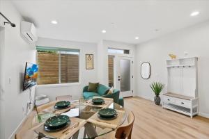 una sala de estar con una mesa y un sofá en 3BR 2.5BA ROOFTOP VIEW GREEN LAKE HIDEAWAY, en Seattle