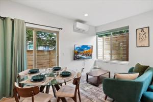 una sala de estar con una mesa y sillas en 3BR 2.5BA ROOFTOP VIEW GREEN LAKE HIDEAWAY, en Seattle