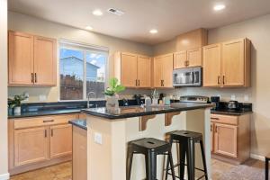 Imagen de la galería de MidTown Luxe Stay—King Beds, Ensuite Baths, Great Location, en Reno